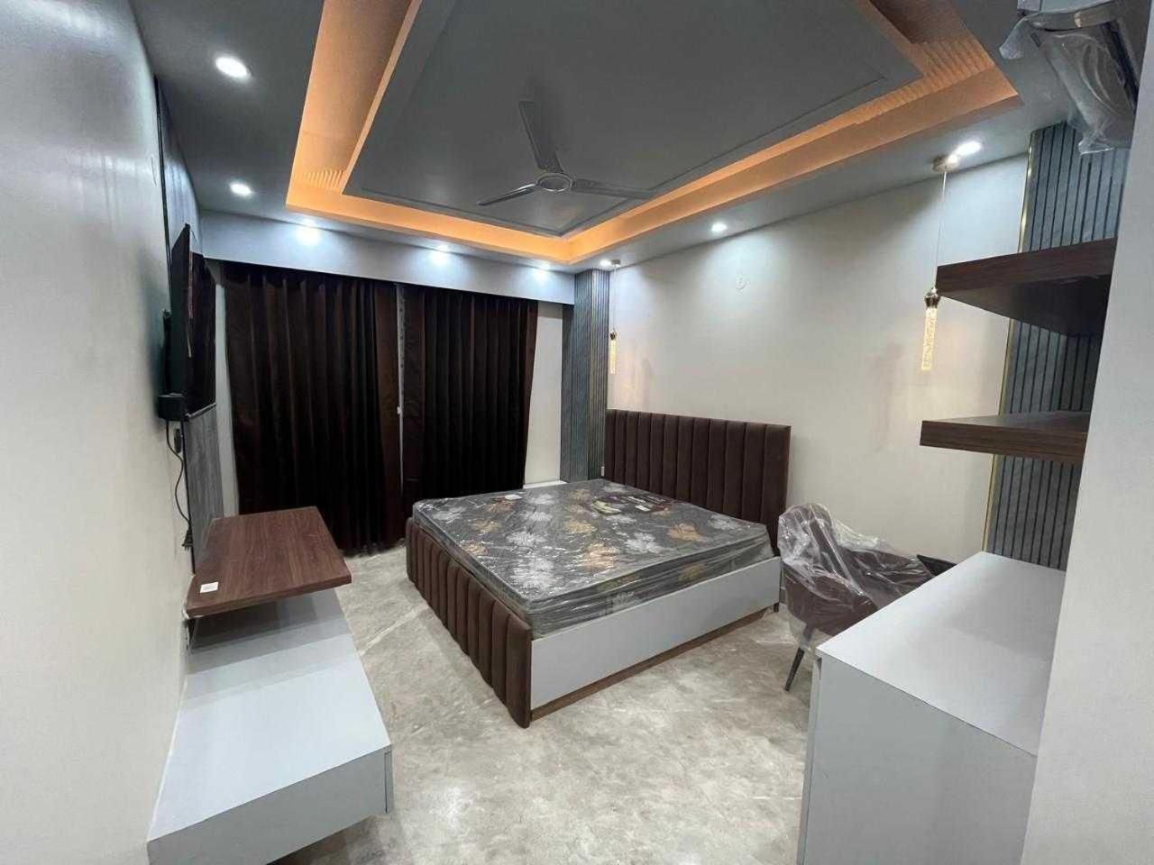Super Hotel O Sector 43 Гургаон Экстерьер фото